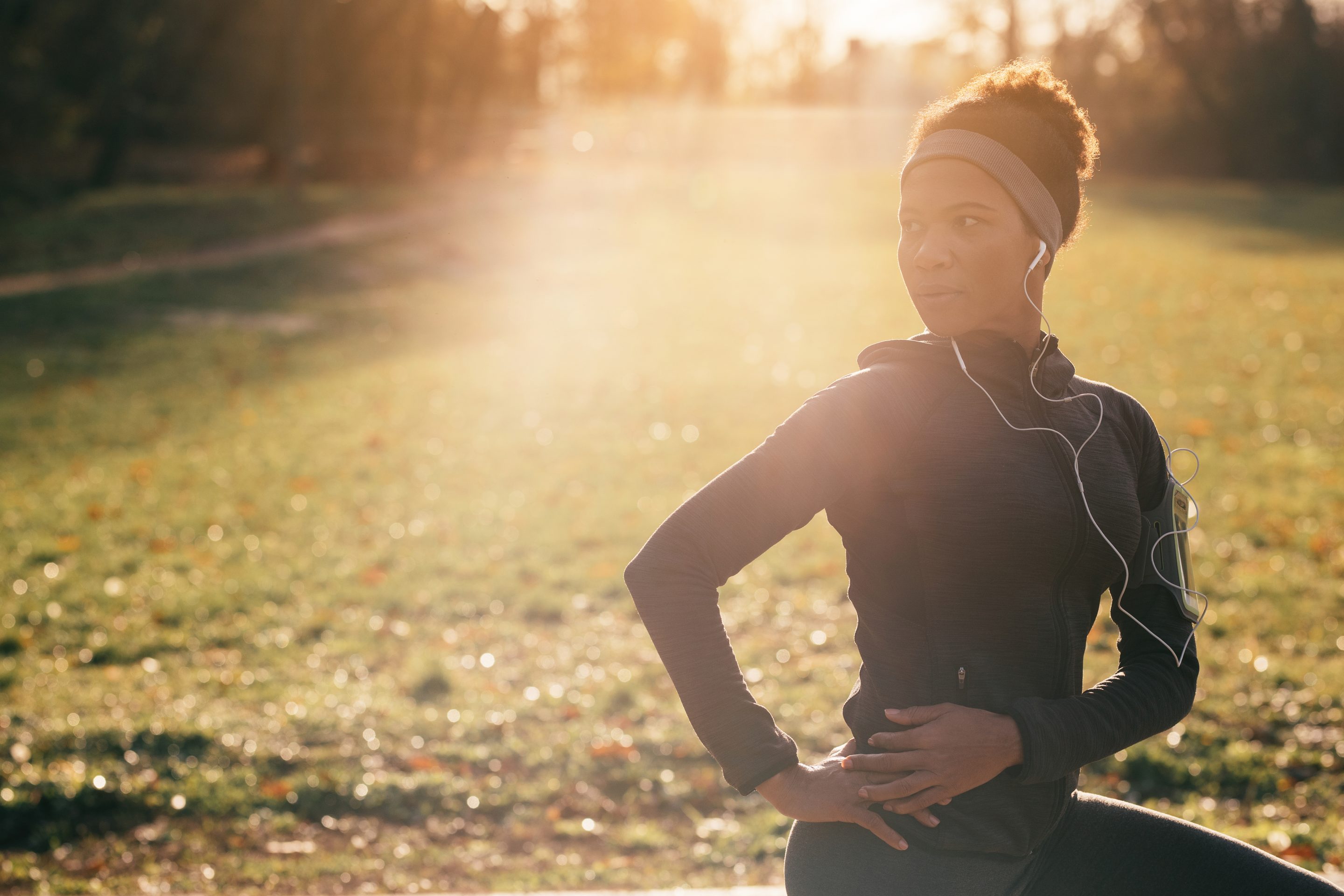 Athlète féminine s'échauffant et se préparant à un entraînement sportif dans la nature