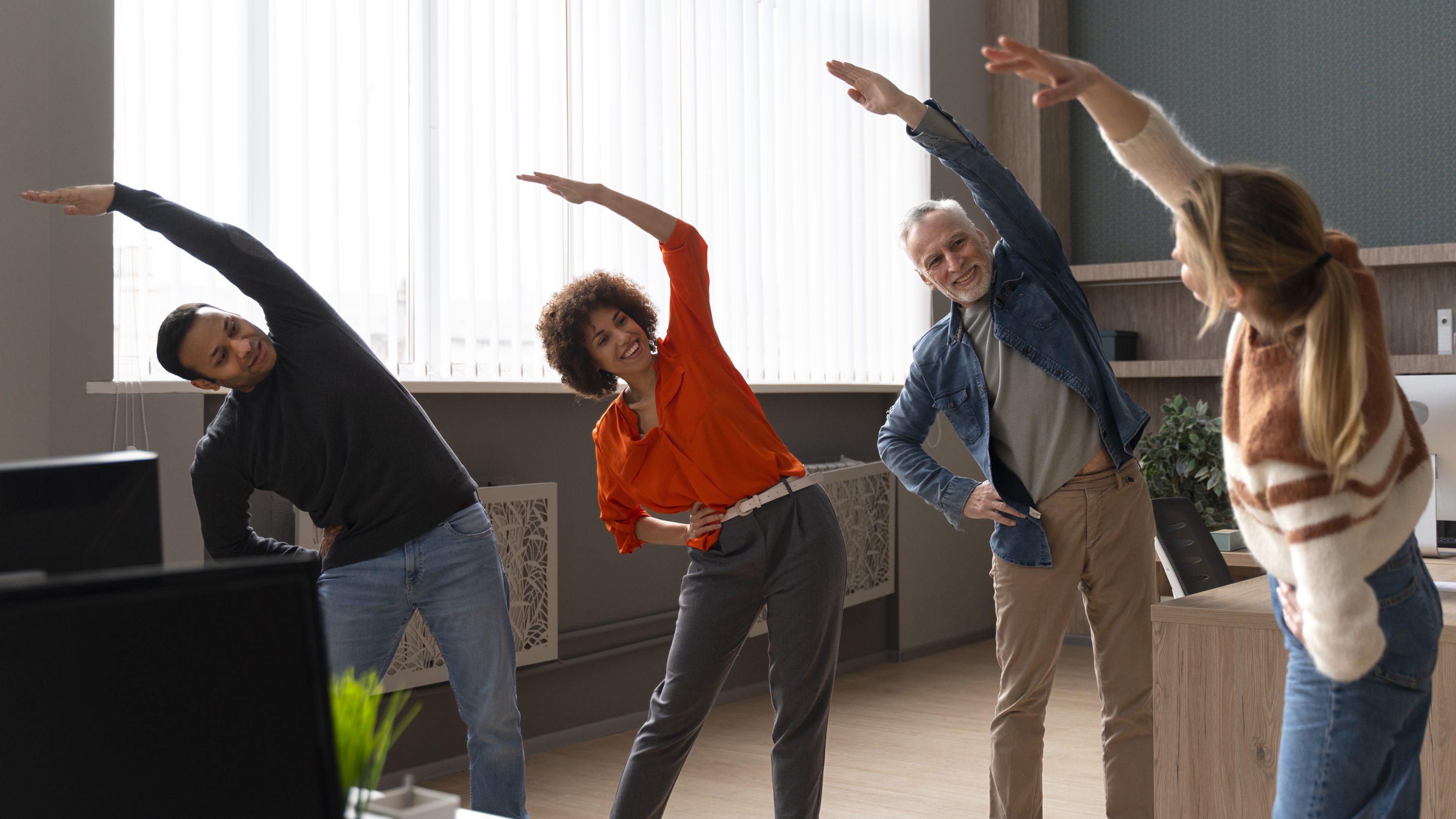 collègues-bureau-étirement-journée de travail. Sport en entreprise 