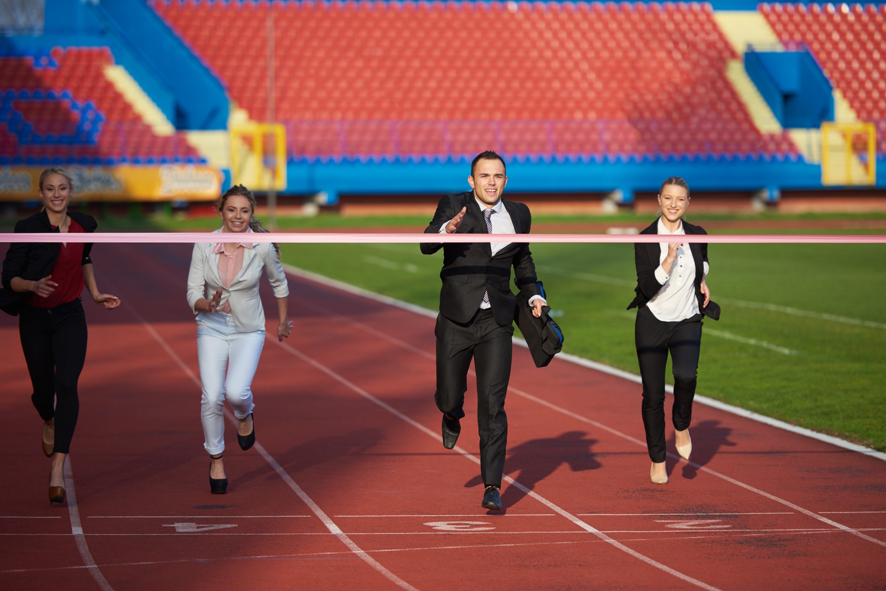 hommes d'affaires courant ensemble sur une piste de course