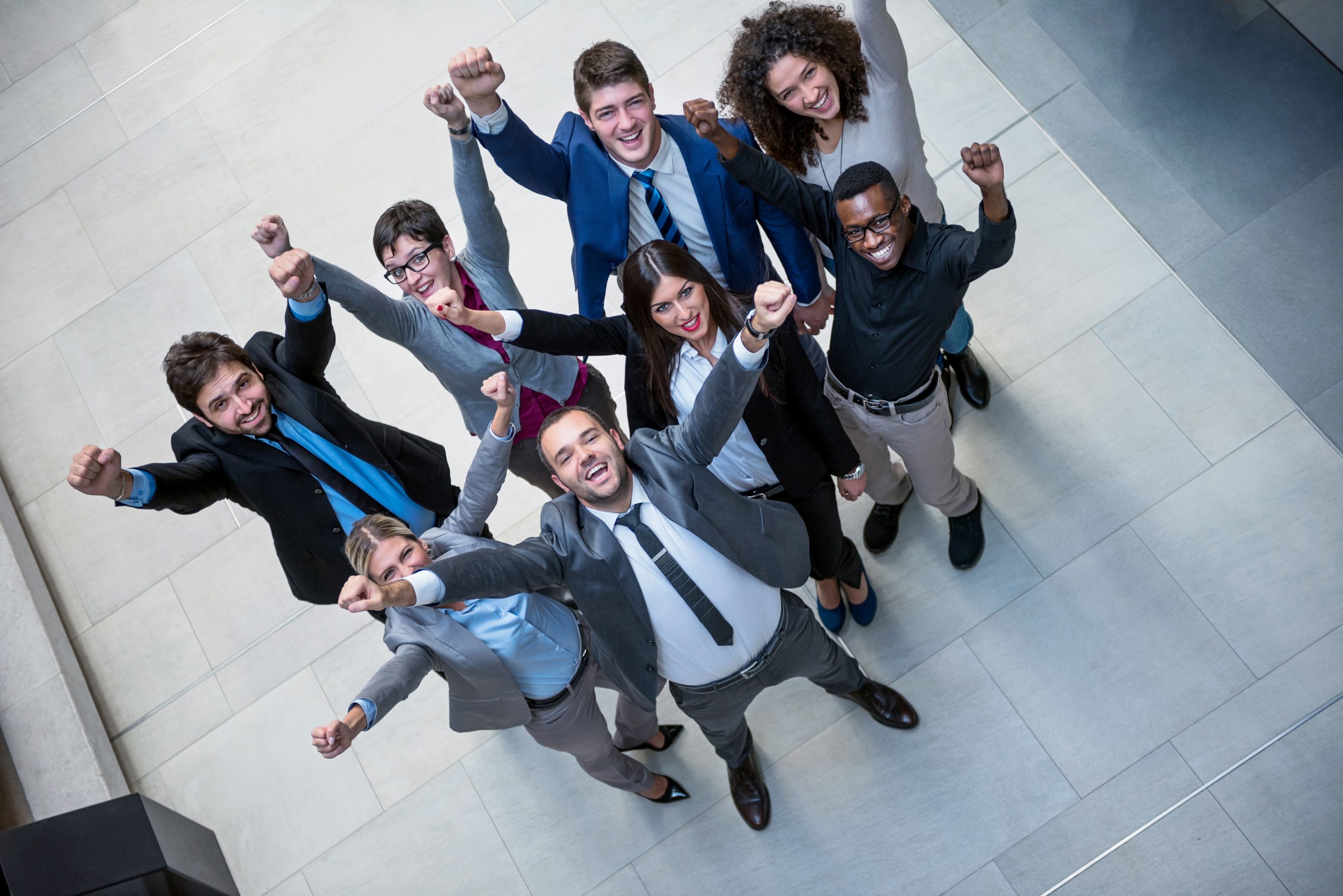 groupe de jeunes hommes d'affaires multiethniques marchant debout et vue de dessus. Sport en entreprise 
