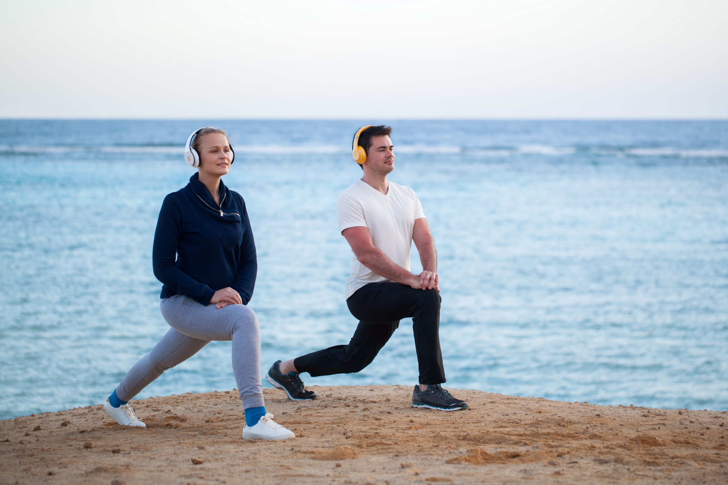 Jeunes écoutant de la musique et faisant de l'exercice en plein air. Bienfaits de l'activité physique