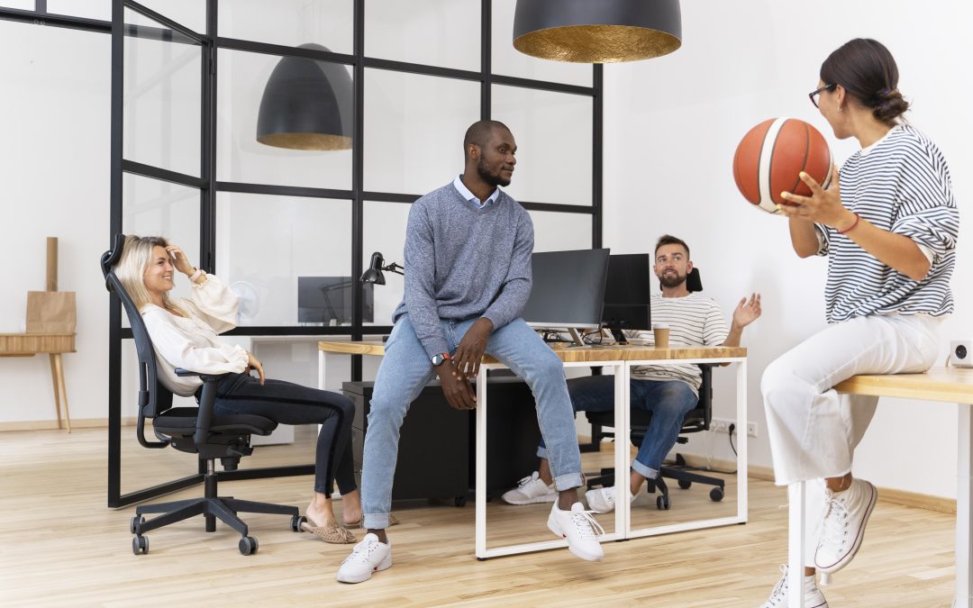collègues jouant avec un ballon de basketball
